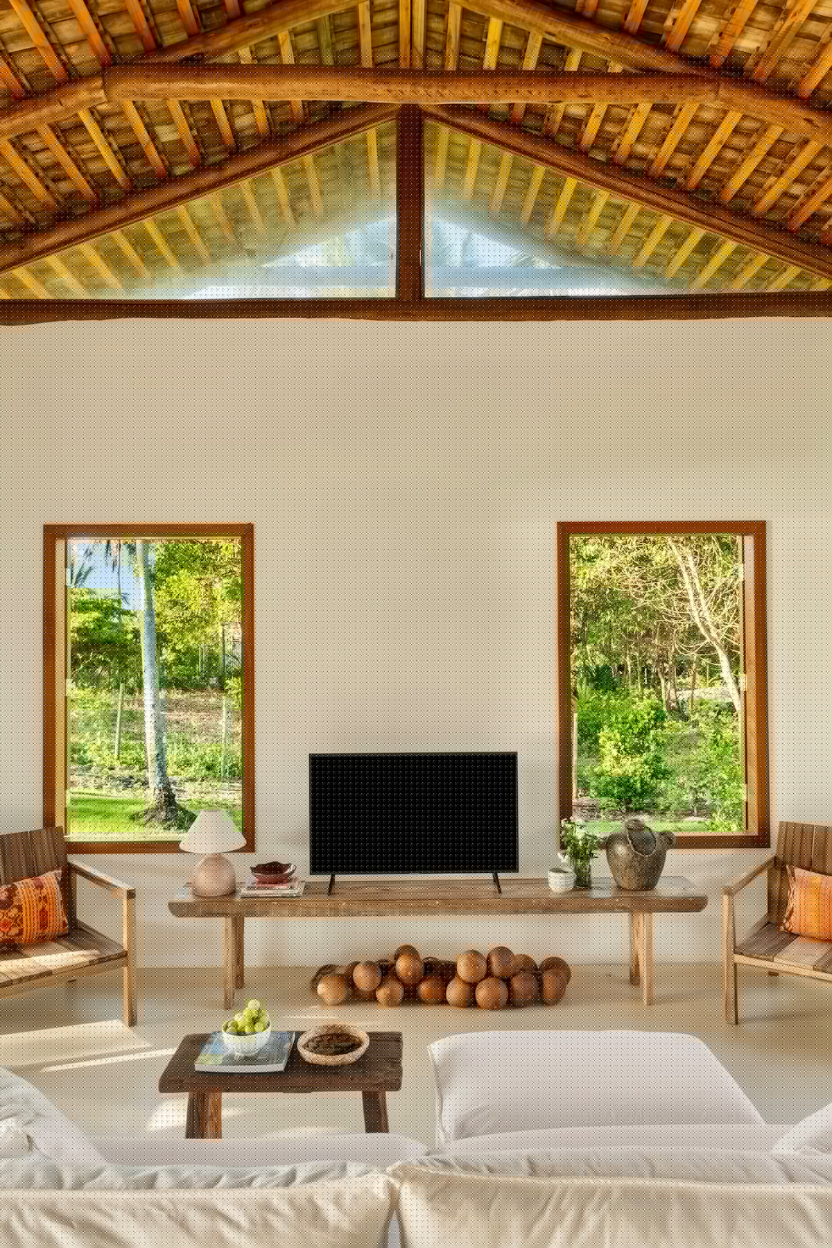 Sala de TV com teto abobadado de madeira