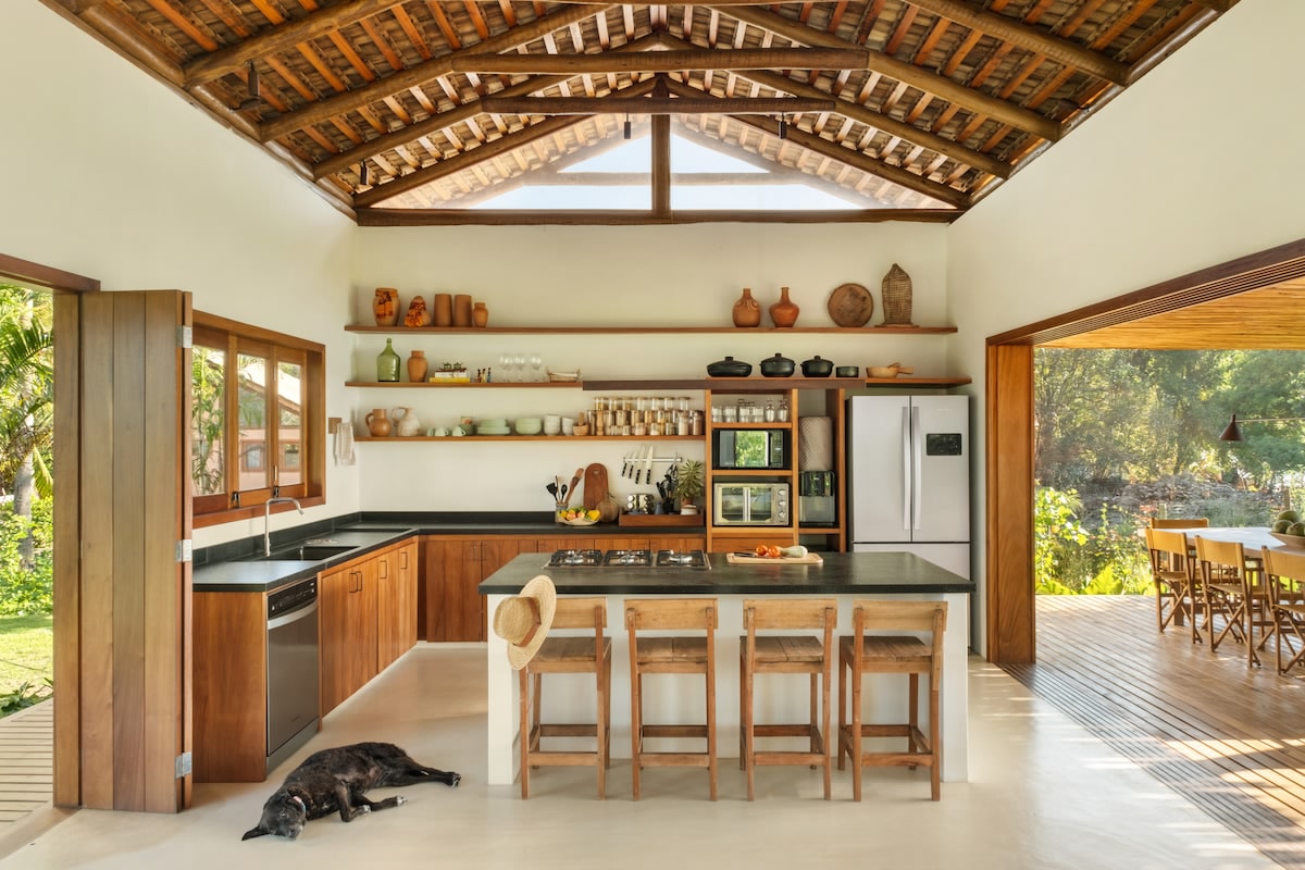Cozinha completa com ilha e banquetas