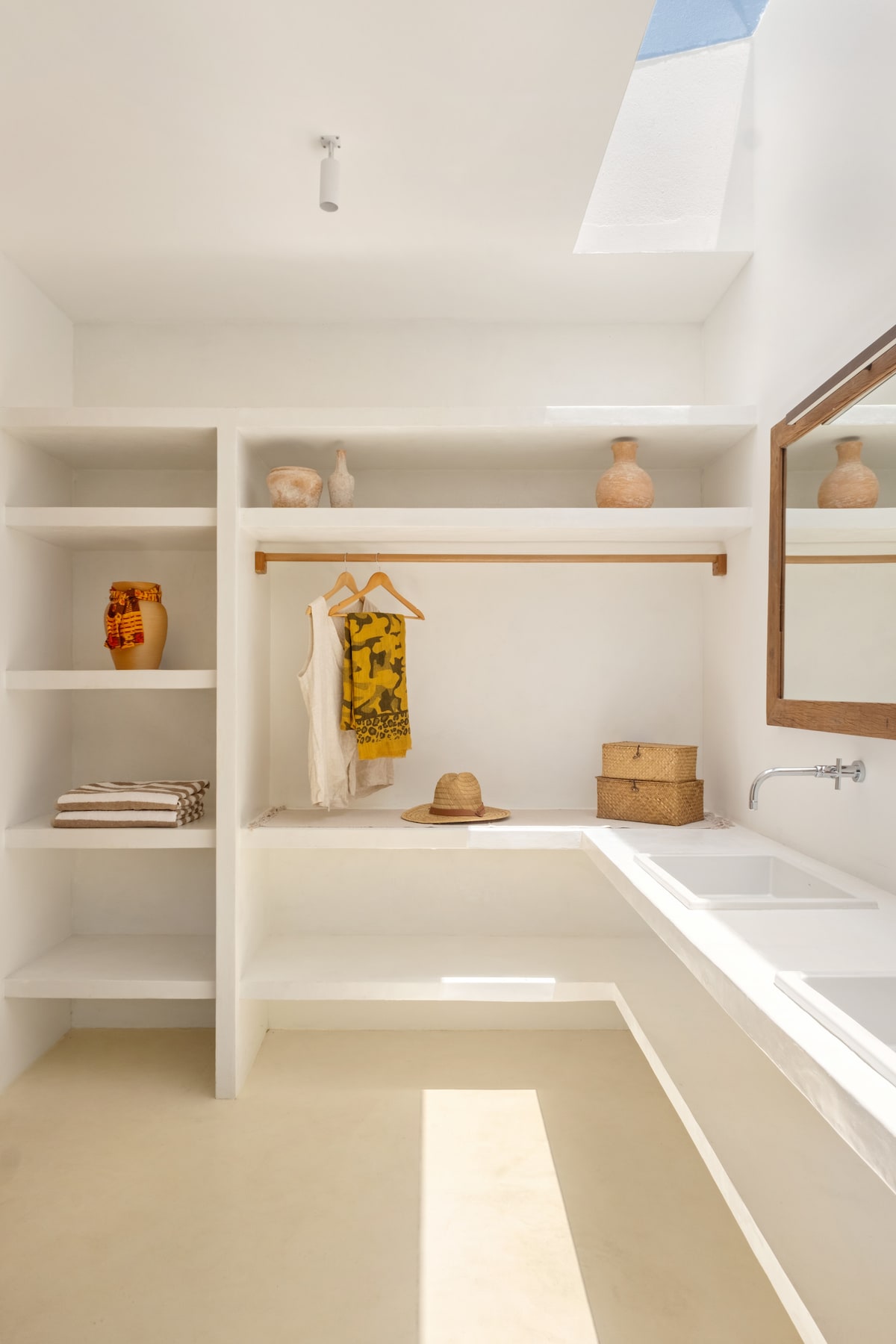 Banheiro claro com nichos e closet aberto