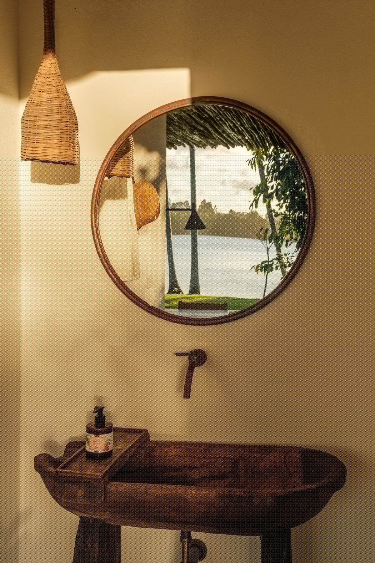 Lavabo com cuba de madeira e espelho redondo