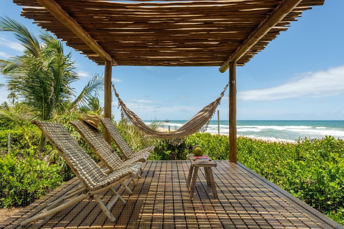Quiosque na praia com redes e espreguiçadeiras