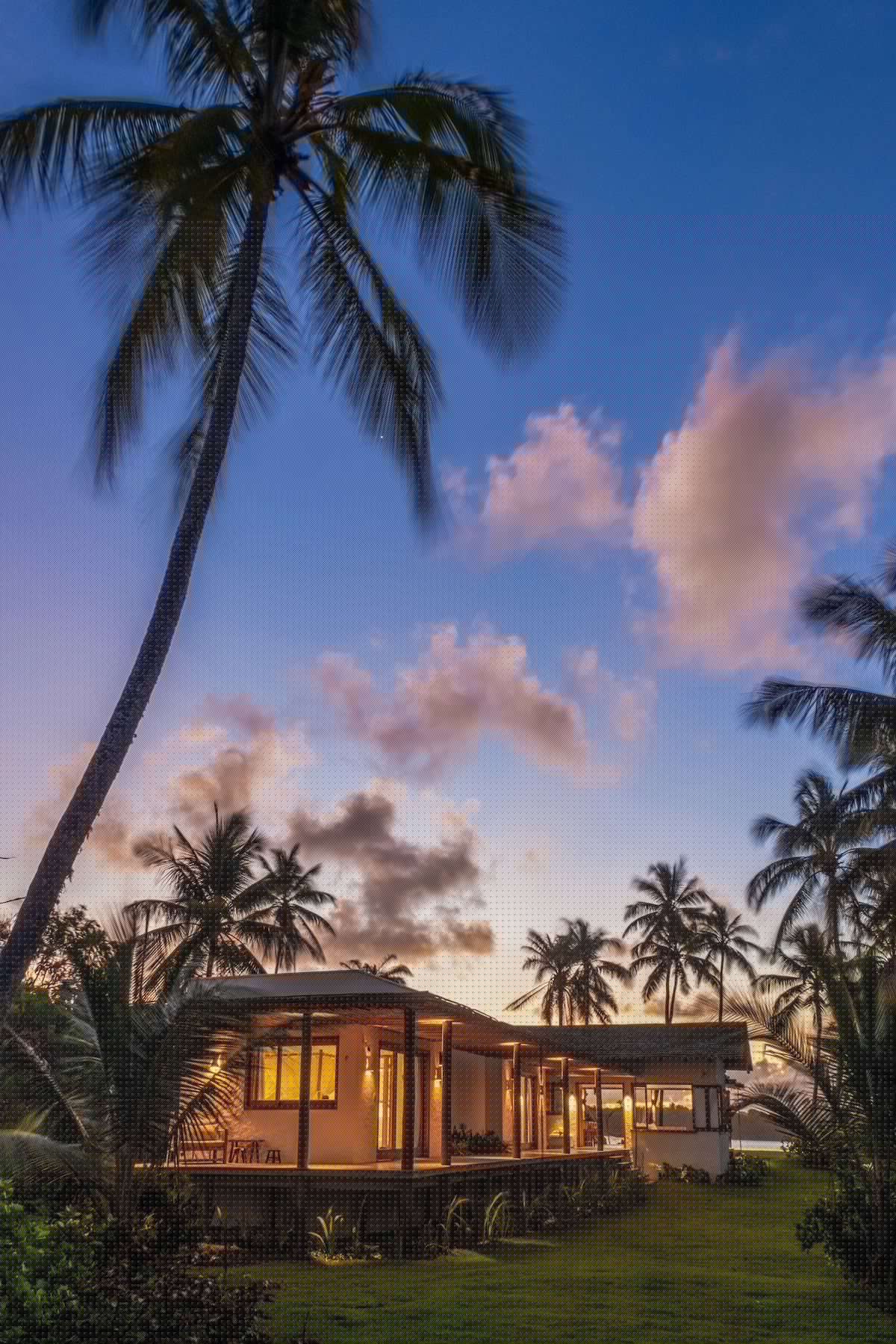 Casa Betânia iluminada ao entardecer