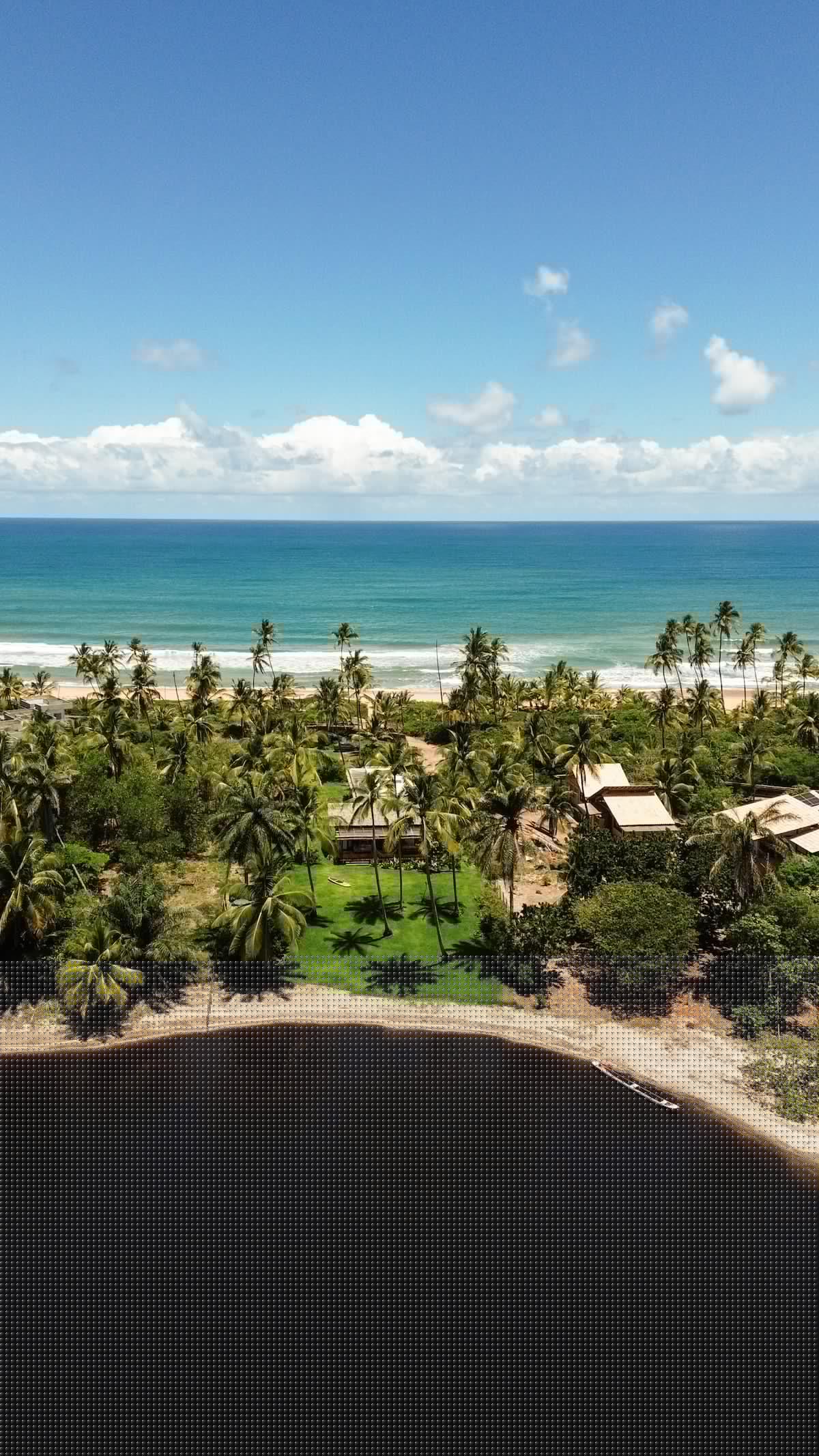 Vista aérea da Península de Maraú entre o mar e a lagoa