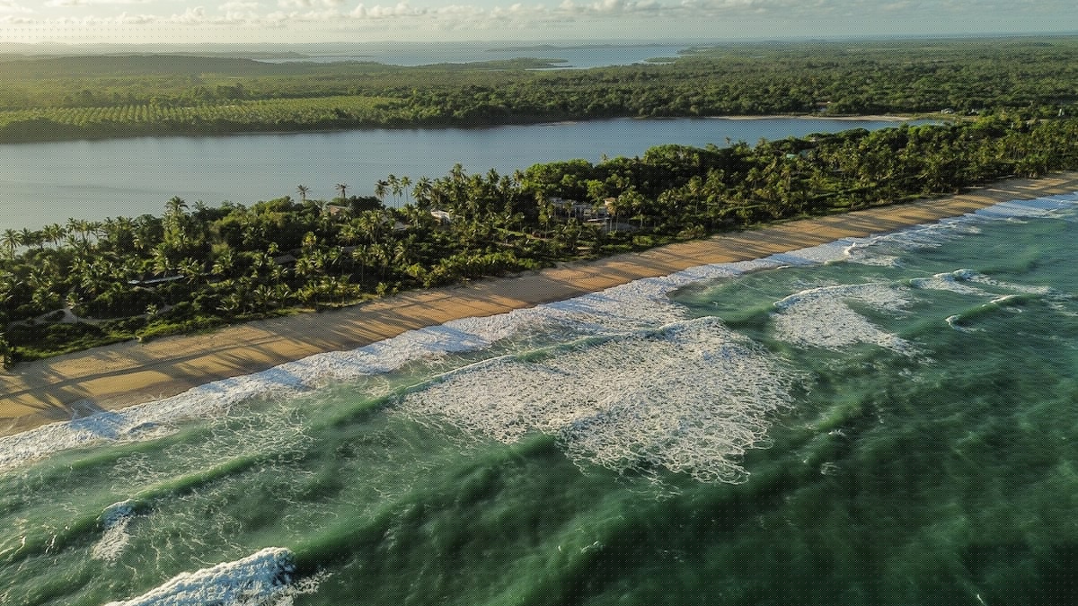 Vista aérea das praias de mar aberto da Península de Maraú