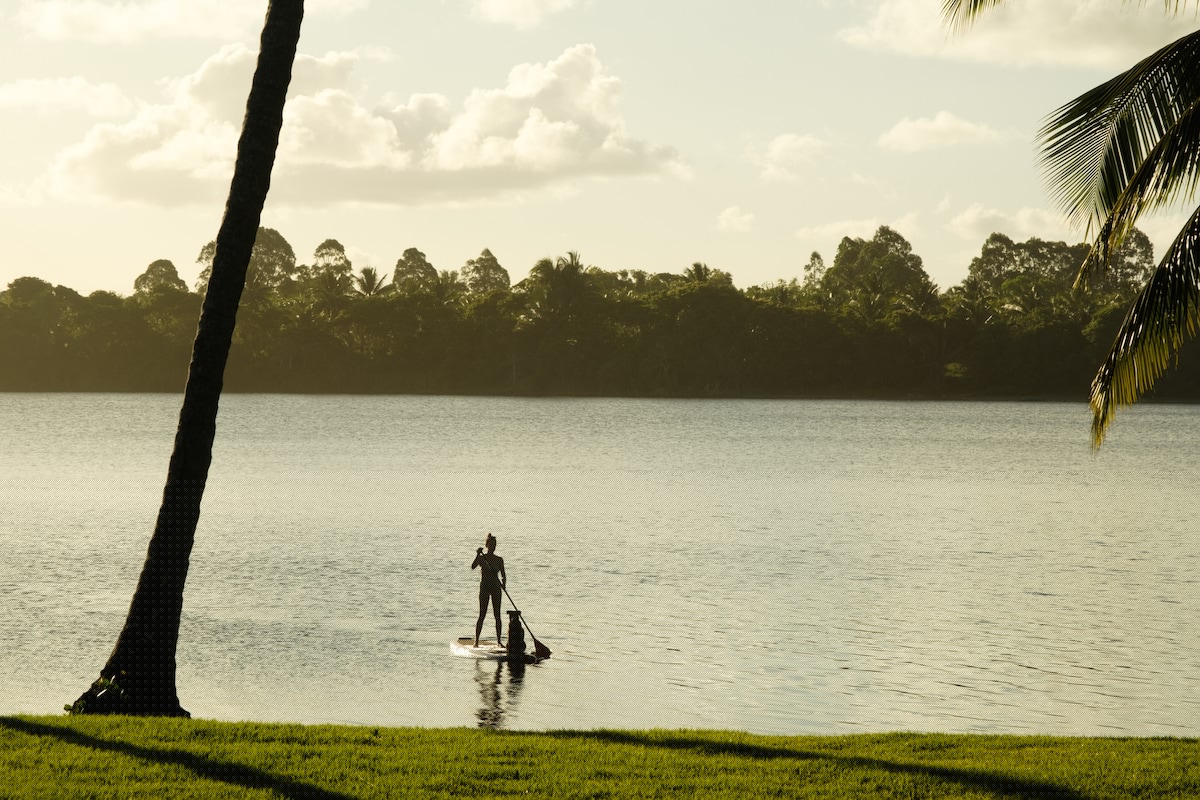 Stand up paddle na Lagoa do Cassange ao entardecer